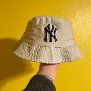 NY reversible bucket hat